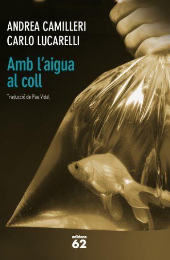 AMB L'AIGUA AL COLL | 9788429768756 | ANDREA CAMILLERI/LUCARELLI CARLO